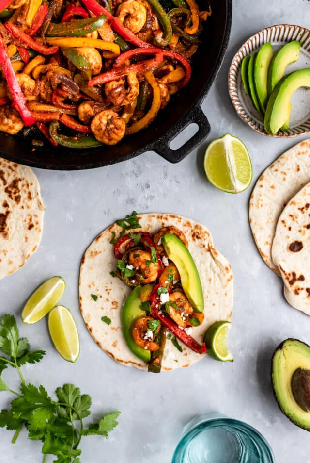 shrimp fajitas, tortillas and llime wedges