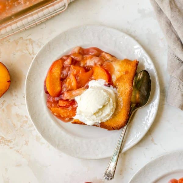 easy recipe for peach cobbler topped with vanilla ice cream