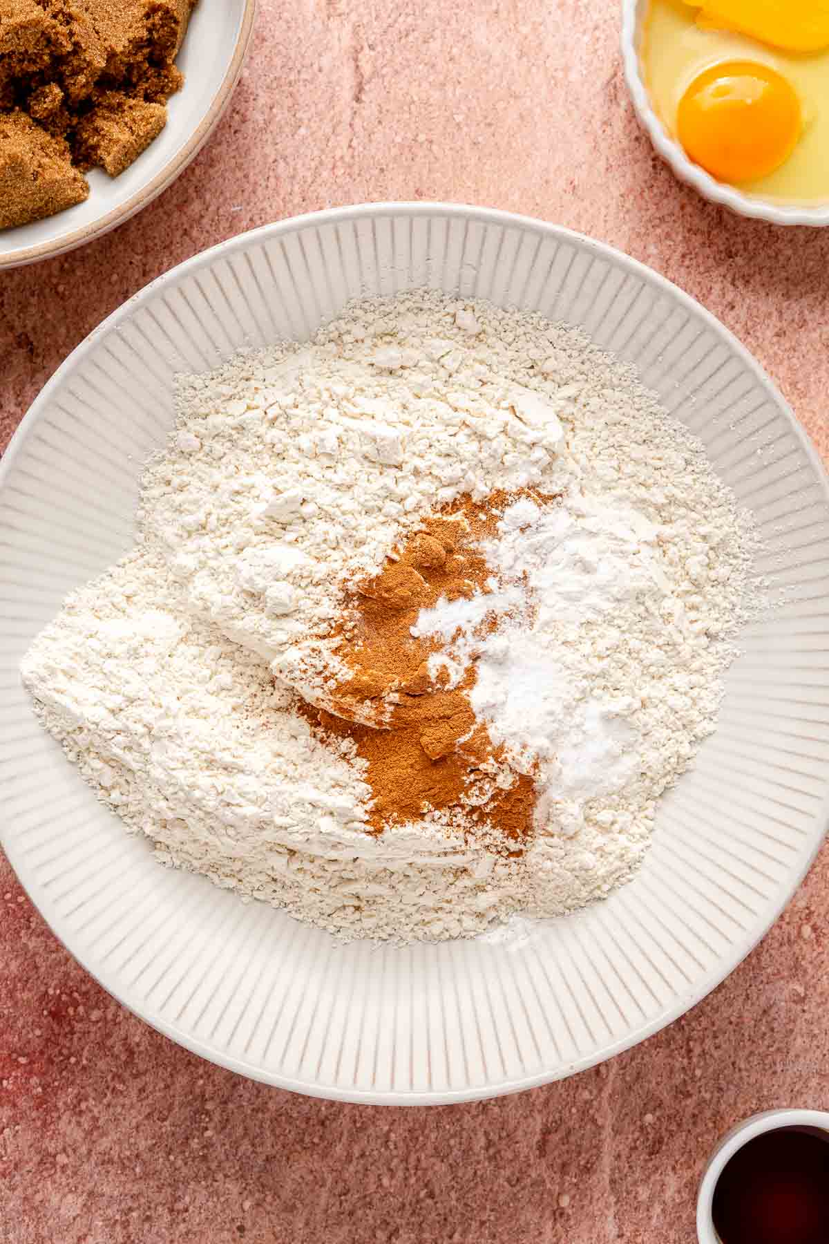 Mixing flour with cinnamon.